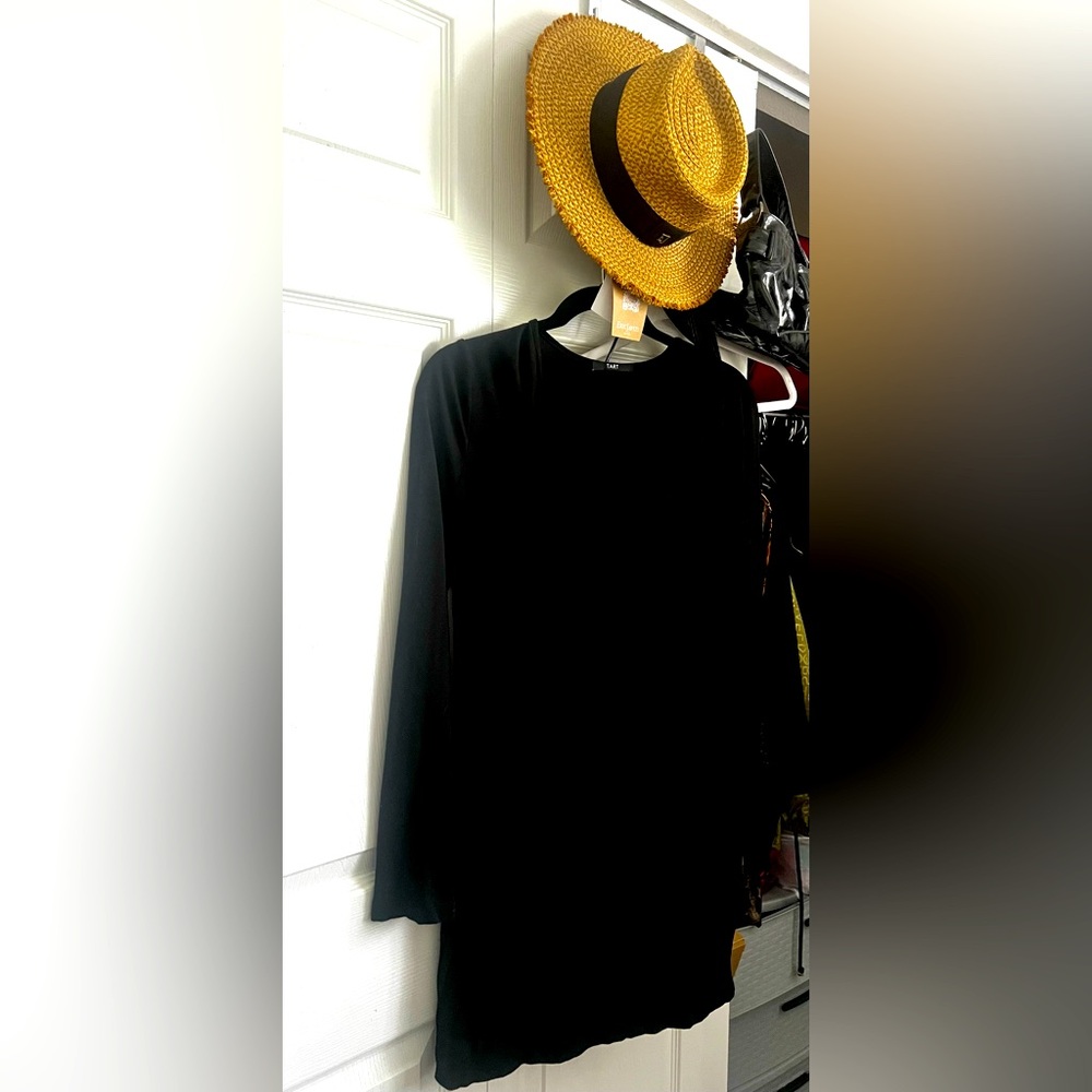TART V-NECK MED MODEL/SPANDEX DRESS IN BLACK!